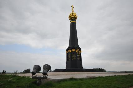 Бородино. Бородинское поле. На снимке: главный монумент русским воинам, героям Бородинского сражения 1812 года, на батарее Раевского.