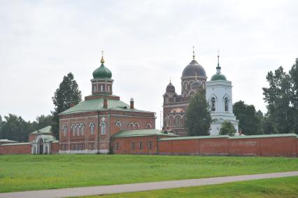 Бородино. Бородинское поле. Спасо-Бородинский женский 
монастырь. На снимке (слева направо): церковь Иоанна Предтечи, Собор Владимирской иконы и колокольня.