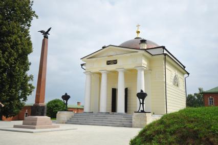 Бородино. Бородинское поле. Спасо-Бородинский женский 
монастырь. На снимке: памятник 3-й пехотной дивизии генерала П.П.Коновницына (слева) и церковь Спаса Нерукотворного.