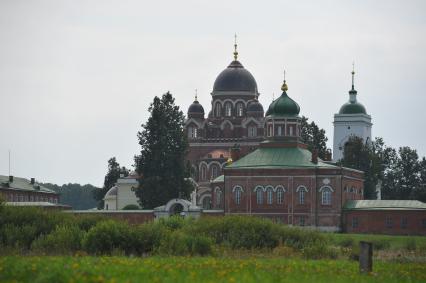 Бородино. Бородинское поле. Спасо-Бородинский женский
монастырь. На снимке (слева направо): Собор Владимирской иконы, церковь Иоанна Предтечи и колокольня.