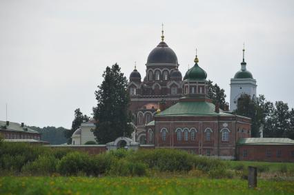 Бородино. Бородинское поле. Спасо-Бородинский женский 
монастырь. На снимке (слева направо): Собор Владимирской иконы, церковь Иоанна Предтечи и колокольня.