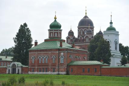 Бородино. Бородинское поле. Спасо-Бородинский женский 
монастырь. На снимке (слева направо): церковь Иоанна Предтечи, Собор Владимирской иконы и колокольня.