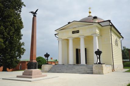 Бородино. Бородинское поле. Спасо-Бородинский женский 
монастырь. На снимке: памятник 3-й пехотной дивизии генерала П.П.Коновницына (слева) и церковь Спаса Нерукотворного.