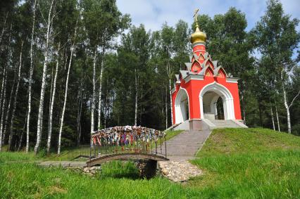 Старьковское болото — исток Москвы-рек у автодороги `Беларусь`. На снимке: часовня в честь иконы Божьей Матери.