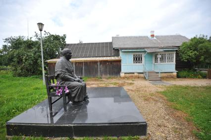 Г.Гагарин. На снимке: дом-музей Юрия Гагарина. Памятник матери Гагарина Анне Тимофеевне Гагариной.