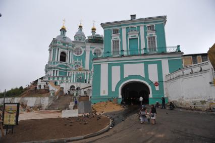 Смоленск. На снимке: Успенский кафедральный собор на Соборной горе.