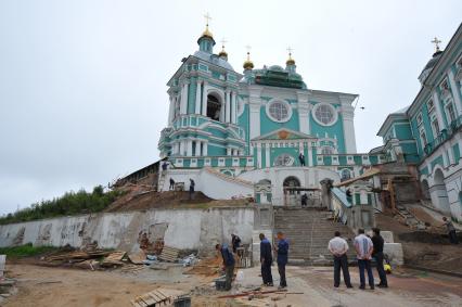 Смоленск. На снимке: строительство пристройки к Успенскому кафедральному собору на Соборной горе.