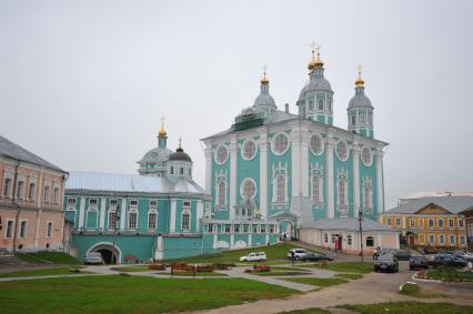 Смоленск. На снимке: Успенский кафедральный собор на Соборной горе.