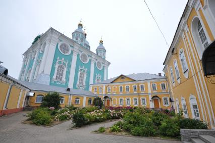 Смоленск. На снимке: Успенский кафедральный собор (слева) на Соборной горе.