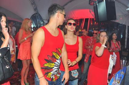 Havana Club Lounge. Фестиваль `Неделя высокого юмора`. Закрытие. Afterparty. На снимке: резидент `Comedy Club` Тимур Батрутдинов со спутницей.