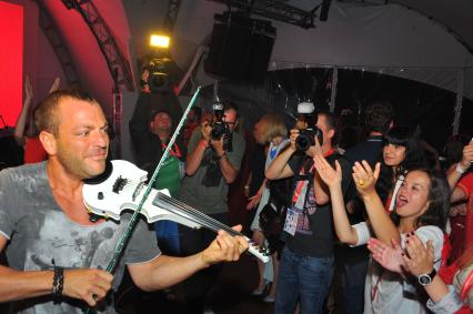 Havana Club Lounge. Фестиваль `Неделя высокого юмора`. Закрытие. Afterparty. На снимке: скрипач Мика