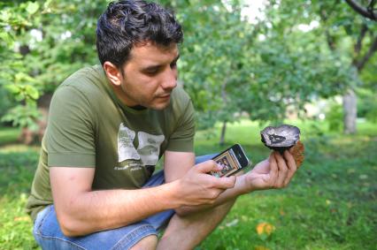 На снимке: специальный корреспондент КП Александр Рогоза фотографирует на мобильный телефон грибы, чтобы в дальнейшем идентифицировать их с помощью специального мобильного приложения.