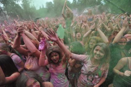 ВВЦ: Фестиваль красок `ColorFest` . На снимке: участники праздника обсыпают друг друга красками разных цветов.