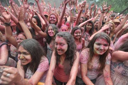 ВВЦ: Фестиваль красок `ColorFest` . На снимке: участники праздника обсыпают друг друга красками разных цветов.