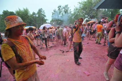 ВВЦ: Фестиваль красок `ColorFest` . На снимке: участники праздника обсыпают друг друга красками разных цветов.