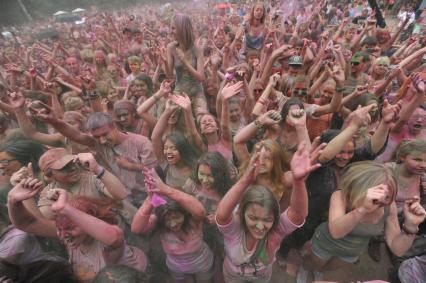 ВВЦ: Фестиваль красок `ColorFest` . На снимке: участники праздника обсыпают друг друга красками разных цветов.