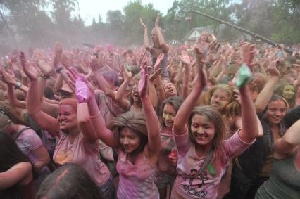 ВВЦ: Фестиваль красок `ColorFest` . На снимке: участники праздника обсыпают друг друга красками разных цветов.