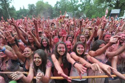 ВВЦ: Фестиваль красок `ColorFest` . На снимке: участники праздника обсыпают друг друга красками разных цветов.