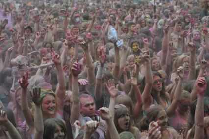 ВВЦ: Фестиваль красок `ColorFest` . На снимке: участники праздника обсыпают друг друга красками разных цветов.