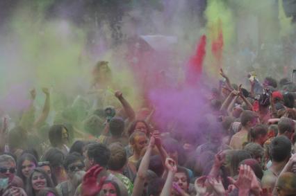 ВВЦ: Фестиваль красок `ColorFest` . На снимке: участники праздника обсыпают друг друга красками разных цветов.