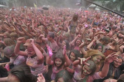 ВВЦ: Фестиваль красок `ColorFest` . На снимке: участники праздника обсыпают друг друга красками разных цветов.