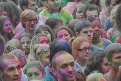 ВВЦ: Фестиваль красок `ColorFest` . На снимке: участники праздника обсыпают друг друга красками разных цветов.