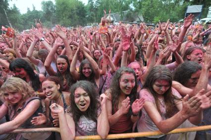 ВВЦ: Фестиваль красок `ColorFest` . На снимке: участники праздника обсыпают друг друга красками разных цветов.