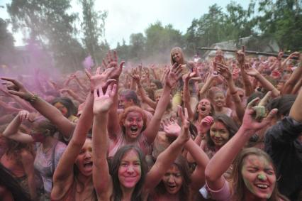 ВВЦ: Фестиваль красок `ColorFest` . На снимке: участники праздника обсыпают друг друга красками разных цветов.