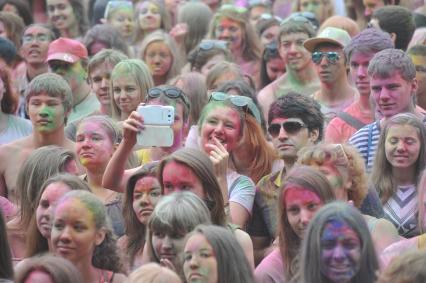 ВВЦ: Фестиваль красок `ColorFest` . На снимке: участники праздника обсыпают друг друга красками разных цветов.