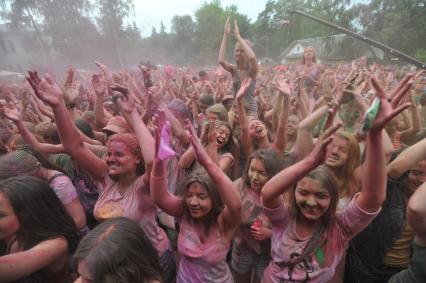 ВВЦ: Фестиваль красок `ColorFest` . На снимке: участники праздника обсыпают друг друга красками разных цветов.