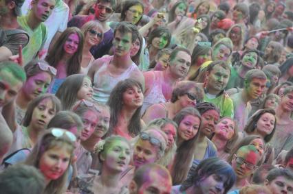 ВВЦ: Фестиваль красок `ColorFest` . На снимке: участники праздника обсыпают друг друга красками разных цветов.