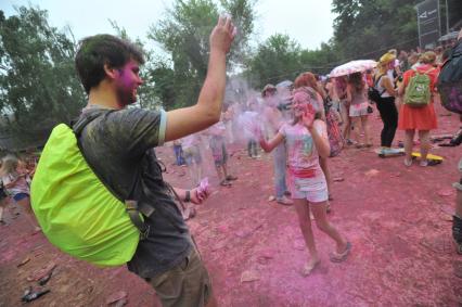 ВВЦ: Фестиваль красок `ColorFest` . На снимке: участники праздника обсыпают друг друга красками разных цветов.