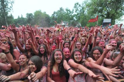 ВВЦ: Фестиваль красок `ColorFest` . На снимке: участники праздника обсыпают друг друга красками разных цветов.