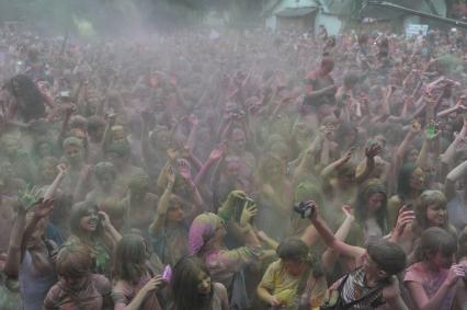 ВВЦ: Фестиваль красок `ColorFest` . На снимке: участники праздника обсыпают друг друга красками разных цветов.