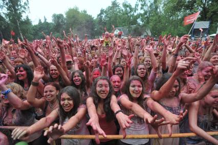 ВВЦ: Фестиваль красок `ColorFest` . На снимке: участники праздника обсыпают друг друга красками разных цветов.