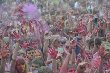 ВВЦ: Фестиваль красок `ColorFest` . На снимке: участники праздника обсыпают друг друга красками разных цветов.