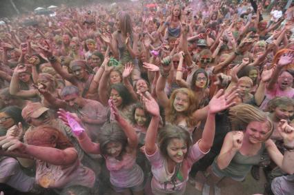 ВВЦ: Фестиваль красок `ColorFest` . На снимке: участники праздника обсыпают друг друга красками разных цветов.