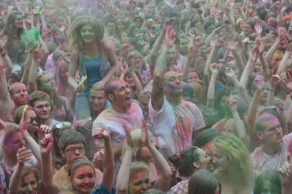 ВВЦ: Фестиваль красок `ColorFest` . На снимке: участники праздника обсыпают друг друга красками разных цветов.