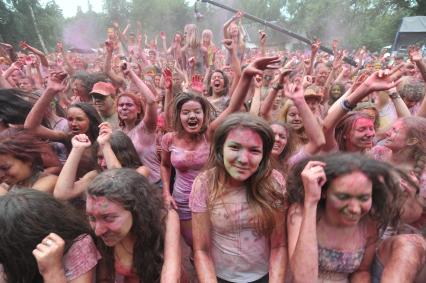 ВВЦ: Фестиваль красок `ColorFest` . На снимке: участники праздника обсыпают друг друга красками разных цветов.