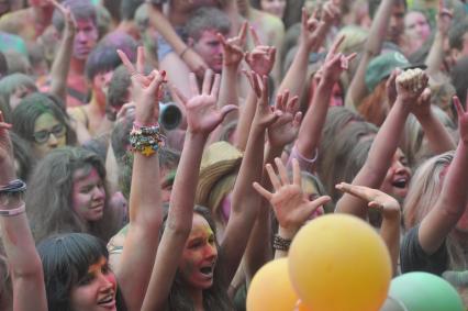 ВВЦ: Фестиваль красок `ColorFest` . На снимке: участники праздника обсыпают друг друга красками разных цветов.