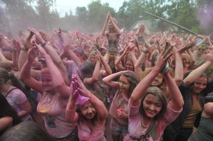 ВВЦ: Фестиваль красок `ColorFest` . На снимке: участники праздника обсыпают друг друга красками разных цветов.