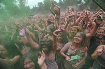 ВВЦ: Фестиваль красок `ColorFest` . На снимке: участники праздника обсыпают друг друга красками разных цветов.