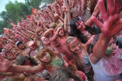 ВВЦ: Фестиваль красок `ColorFest` . На снимке: участники праздника обсыпают друг друга красками разных цветов.