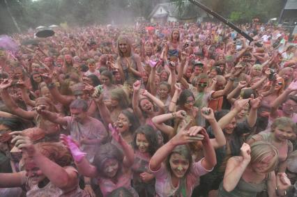 ВВЦ: Фестиваль красок `ColorFest` . На снимке: участники праздника обсыпают друг друга красками разных цветов.