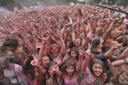 ВВЦ: Фестиваль красок `ColorFest` . На снимке: участники праздника обсыпают друг друга красками разных цветов.