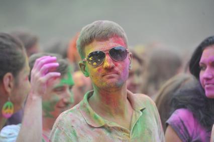 ВВЦ: Фестиваль красок `ColorFest` . На снимке: участник праздника.