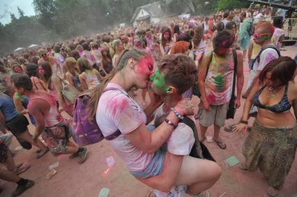 ВВЦ: Фестиваль красок `ColorFest` . На снимке: поцелуй.