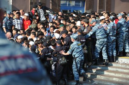 Исламский праздник Ураза-Байрам. На снимке: мусульмане во время праздничной ритуальной молитвы у Московской Соборной мечети на Проспекте Мира.