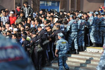 Исламский праздник Ураза-Байрам. На снимке: мусульмане во время праздничной ритуальной молитвы у Московской Соборной мечети на Проспекте Мира.