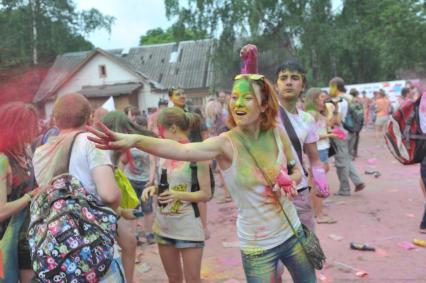 ВВЦ: Фестиваль красок `ColorFest` . На снимке: участники праздника.